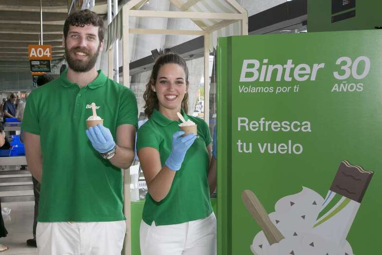 Reparto de helados por Binter en los aeropuertos de Gran Canaria y Tenerife (Foto TA)